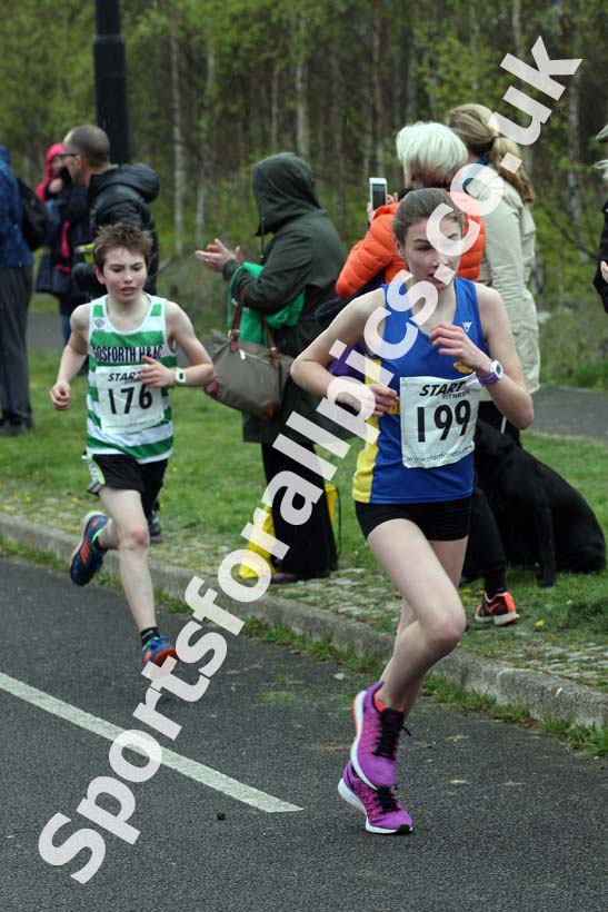 Boys and girls under-13s, Elswick Good Friday Road Races. Photo: David T. Hewitson/Sports for All Pics